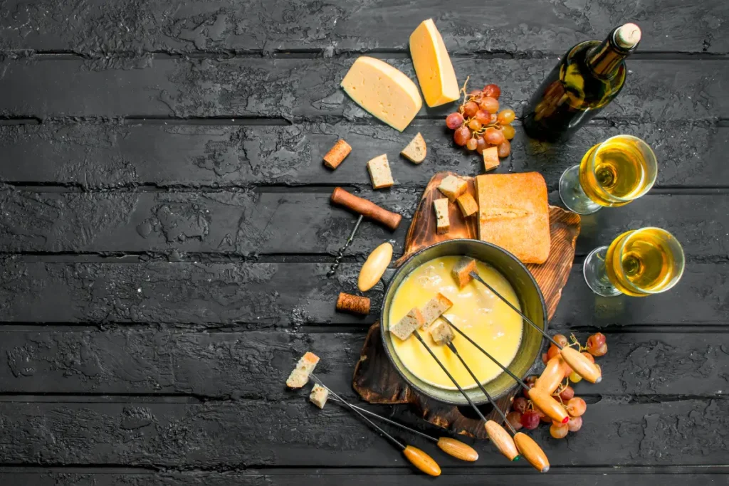 Appetitliches Käsefondue mit zwei Gläsern Weißwein