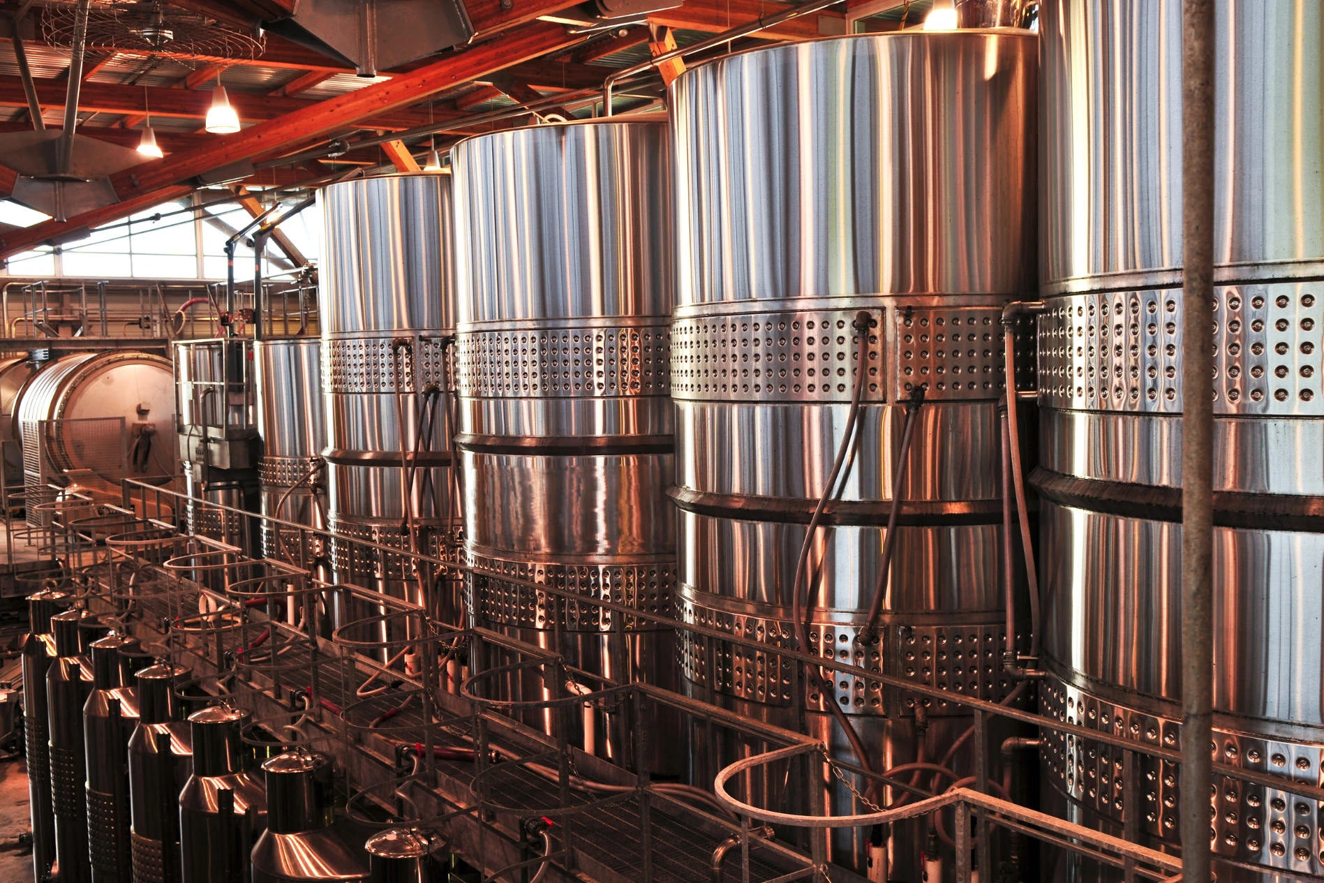 Tanks aus Edelstahl zur Weinherstellung