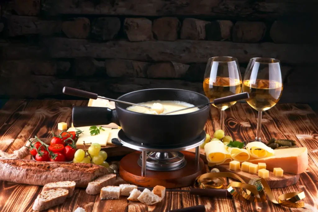 Hübsch hergerichteter Tisch mit mit zwei Gläsern Wein zu Käsefondue