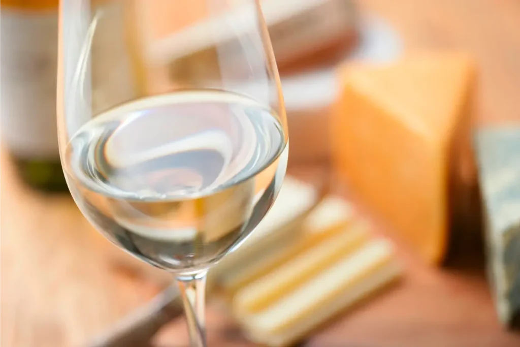 Glas Weißwein mit Käse