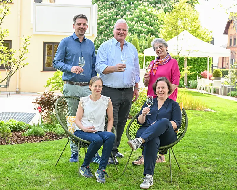 Familie Erbeldinger sitzend im Garten