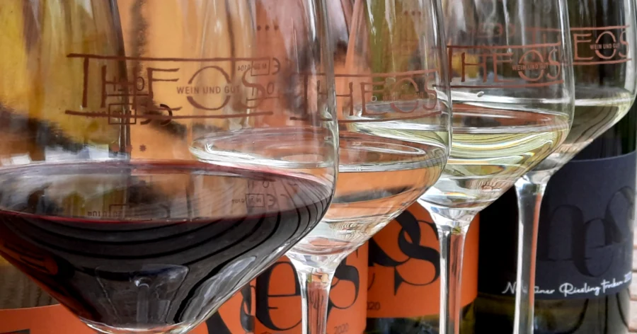 THEOS Wein und Gut - Wein im Glas