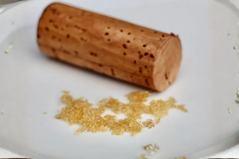 Weinsteinkristalle beim Weißwein