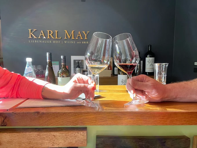 Prost auf das Weingut Karl May